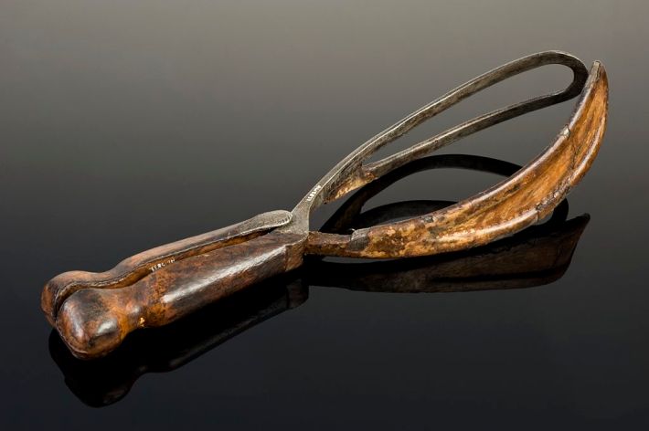 Smellie-type_obstetrical_forceps,_United_Kingdom,_1740-1760_Wellcome_L0058093
