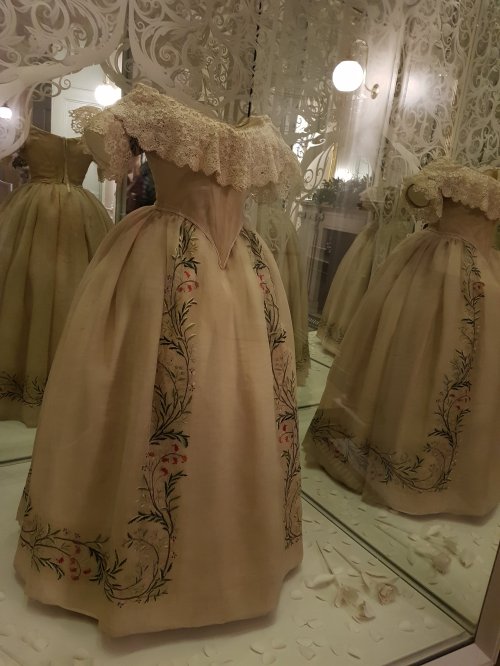 A young Queen Victoria's gown
